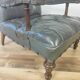 Fauteuil de bibliothèque ancien en cuir, datant des années 1860 environ.