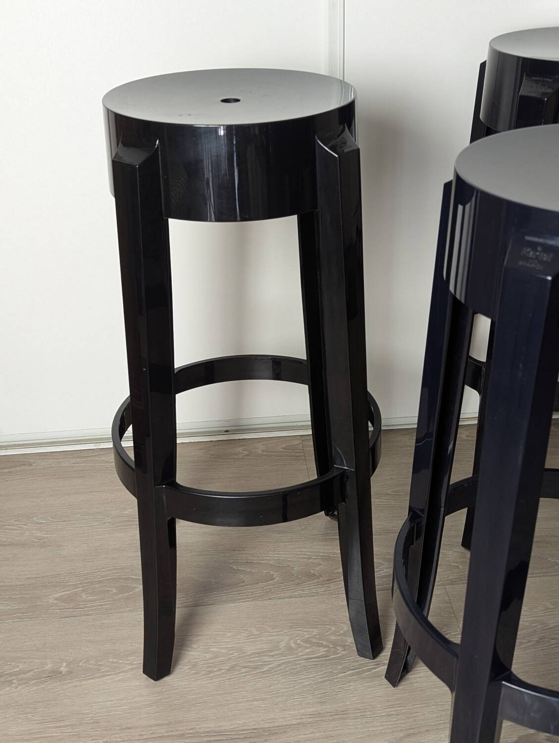 Trois Tabourets hauts, Charles Ghost par Kartell et Starck