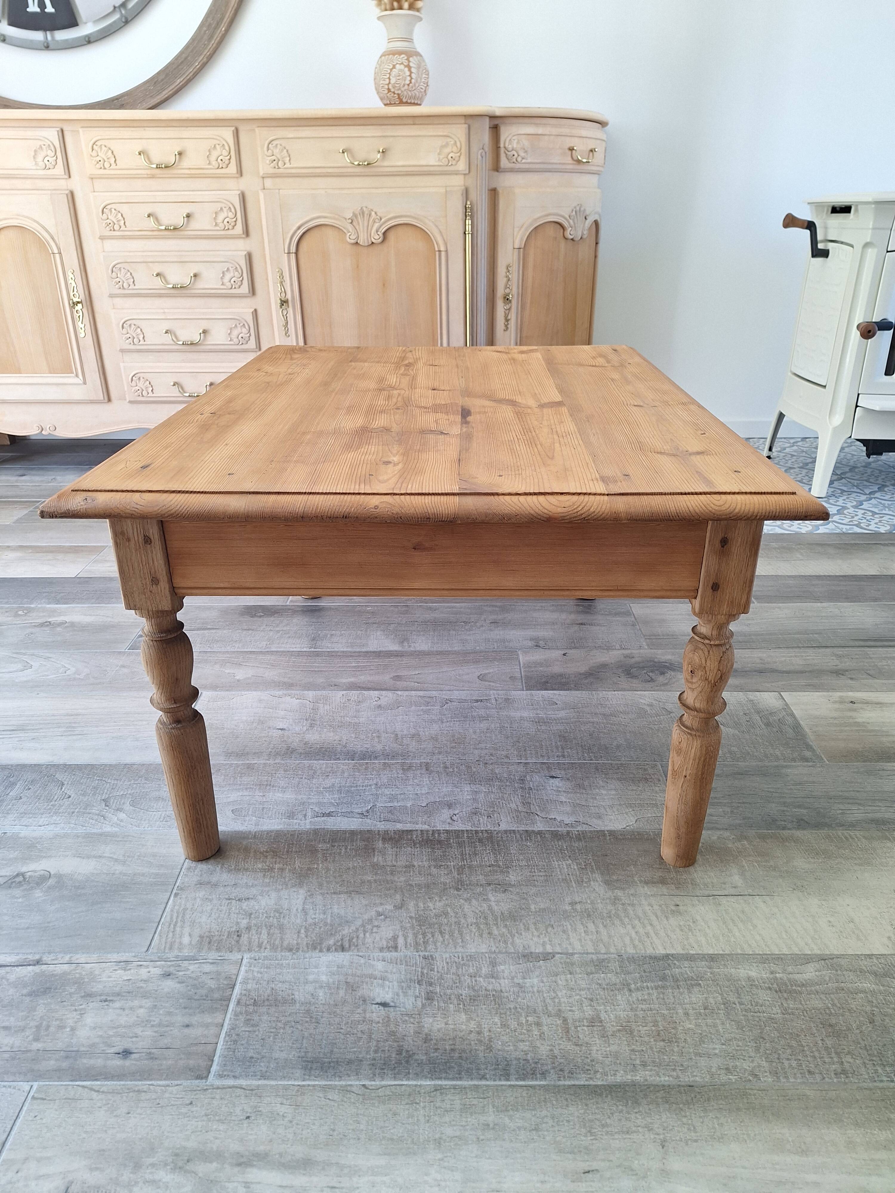 Farmhouse coffee table in solid wood, country style.