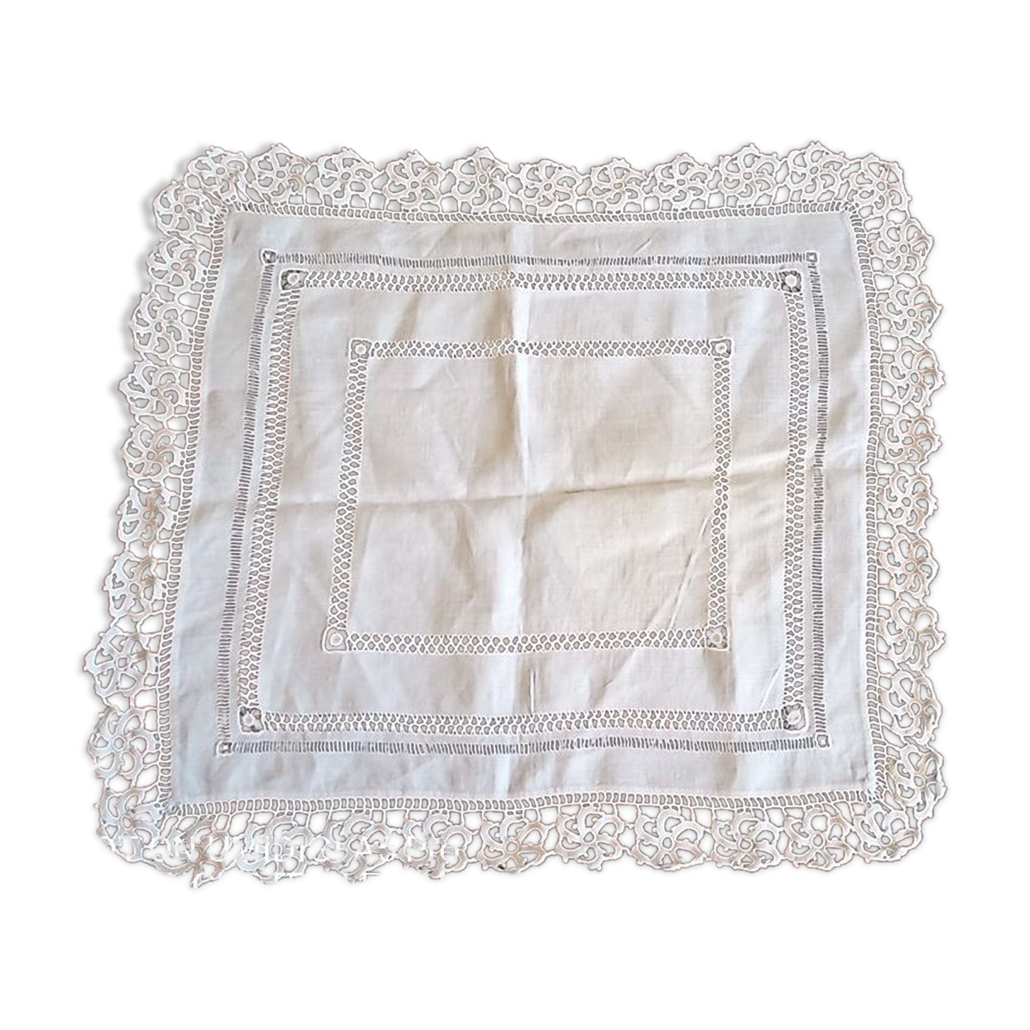 Centerpiece - lace - antique textile - 40 x 44 cm