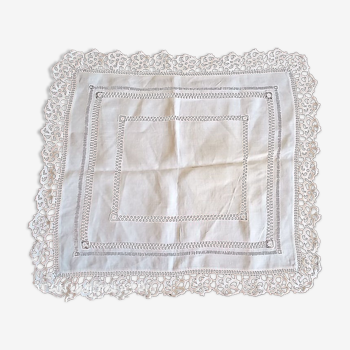 Centerpiece - lace - antique textile - 40 x 44 cm