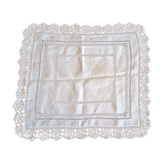 Centerpiece - lace - antique textile - 40 x 44 cm