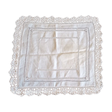 Centre de table en dentelle 40 x 44 cm