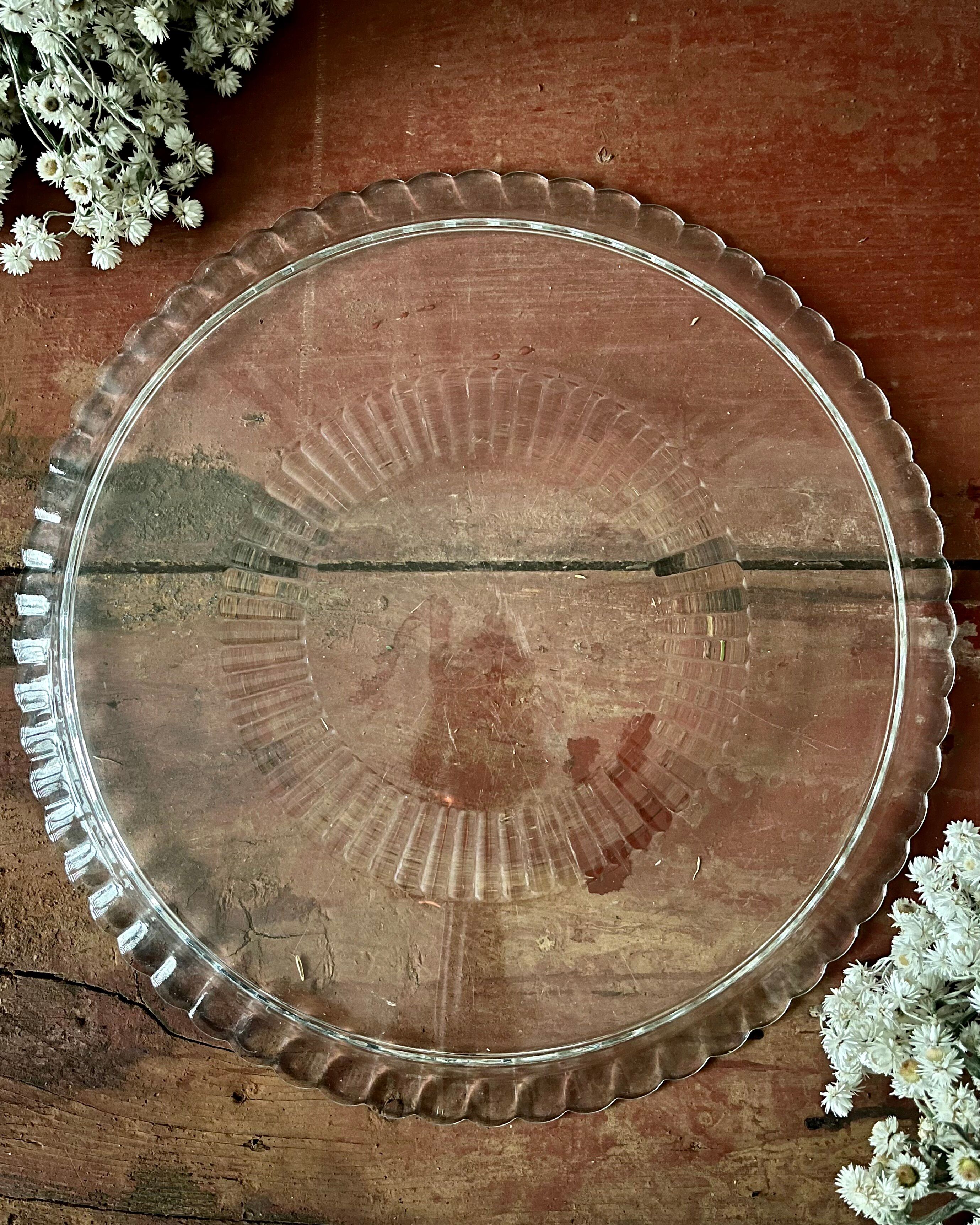 Large round daisy pie dish