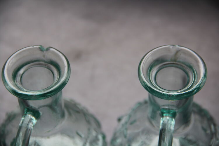 Deux petites fioles en verre turquoise