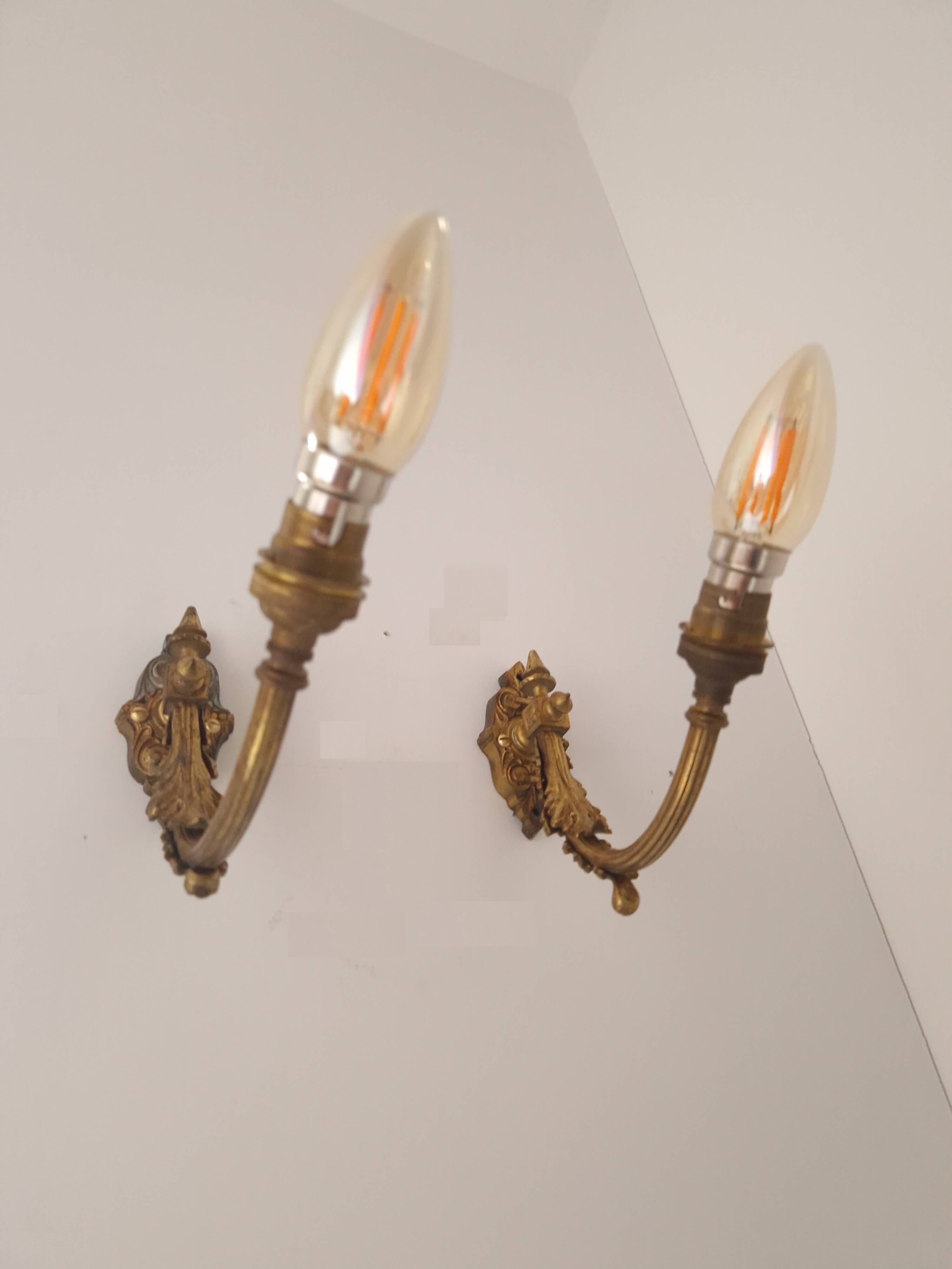 Antique wall lights in gilded brass – Louis XV style, charm and elegance