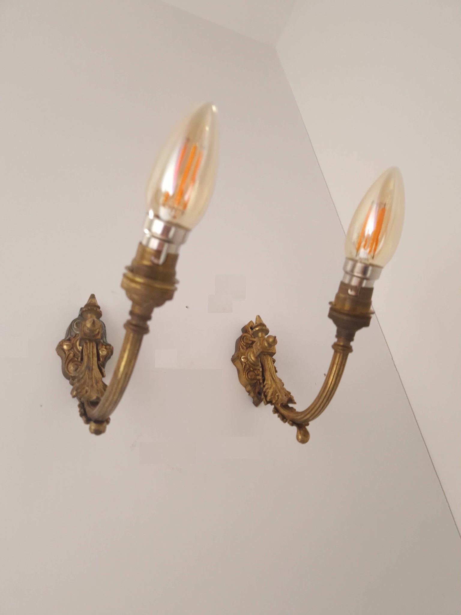 Antique wall lights in gilded brass – Louis XV style, charm and elegance