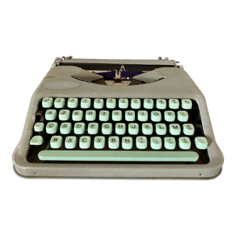 Hermes Baby linden green typewriter