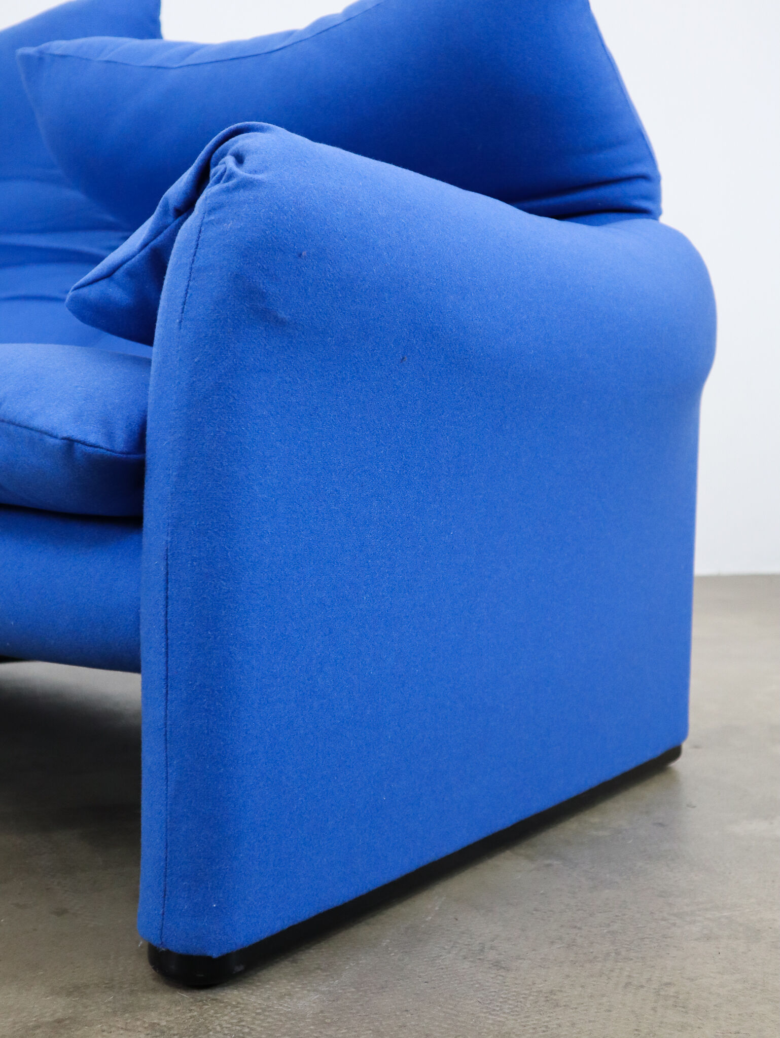 Maralunga sofa blue