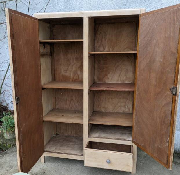 Armoire en bois naturel