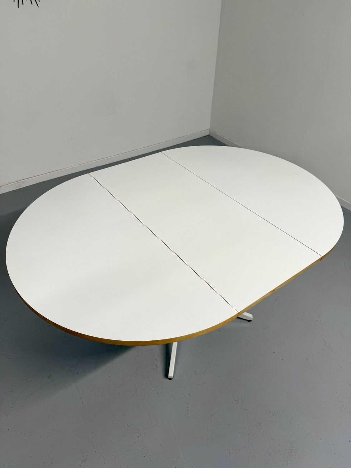 Extendable dining table designed by George Nelson for Herman Miller 60’