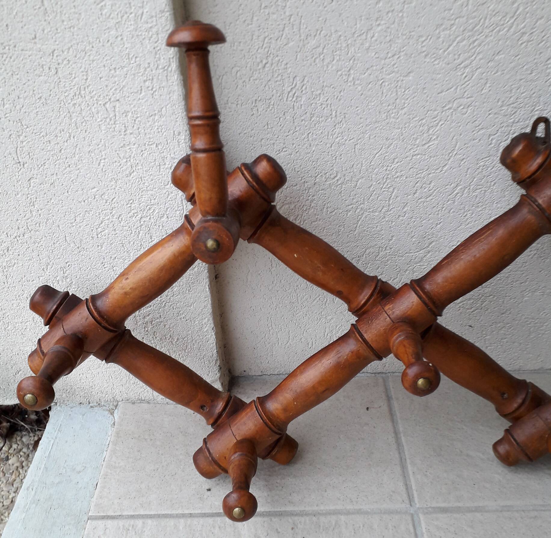 Extendable wooden coat rack