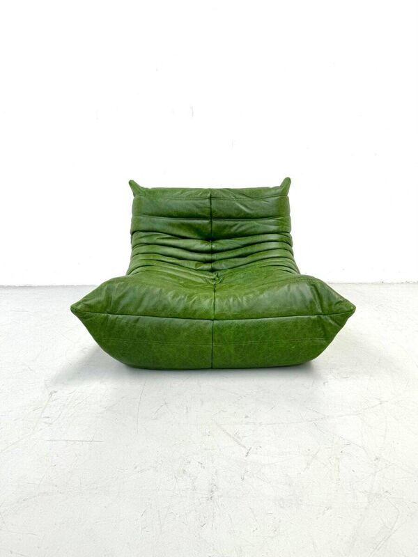 Fauteuil Togo en cuir vert forêt attribué à Michel Ducaroy pour Ligne Roset.