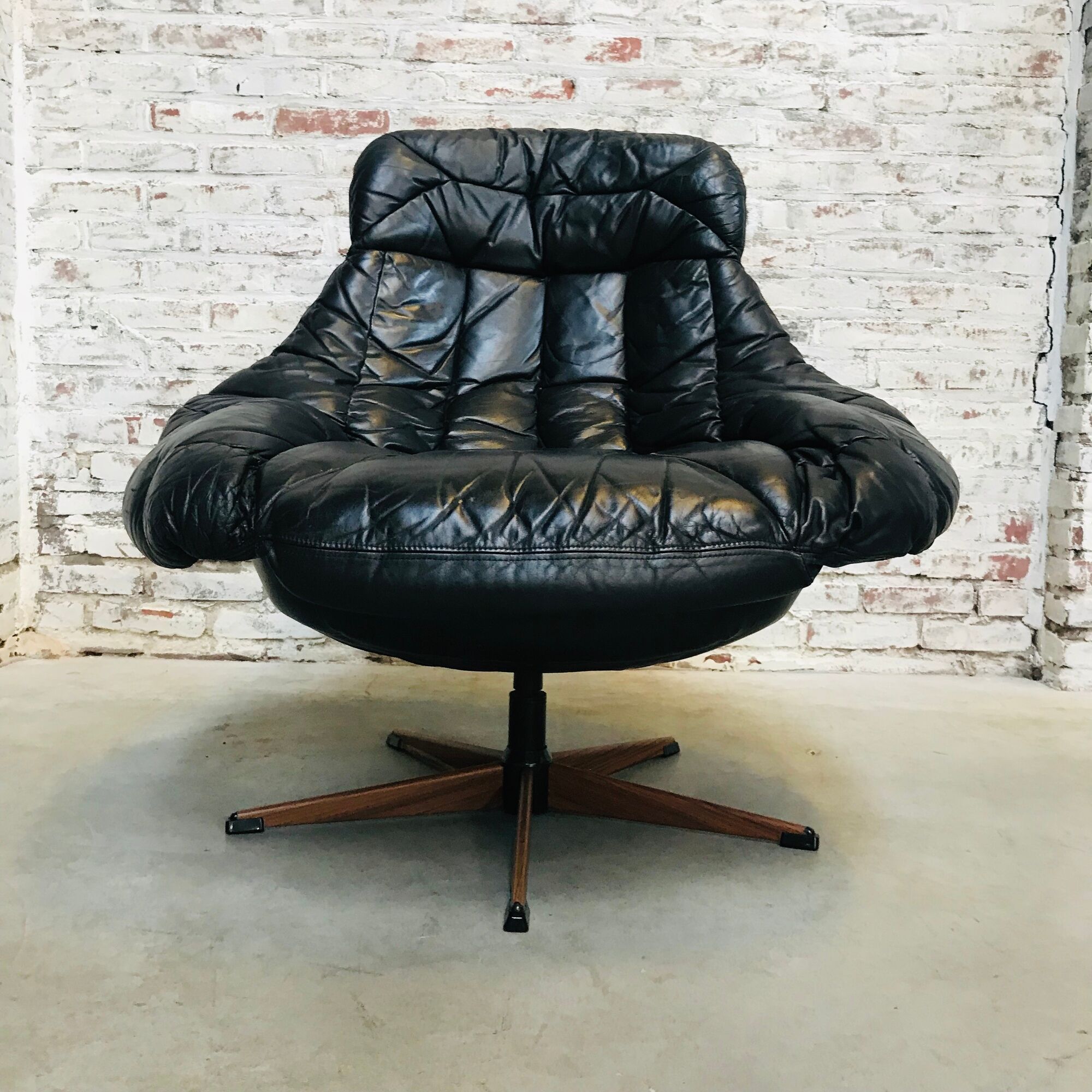 Vintage swivel lounge chair by HW Klein for Bramin, 1970s