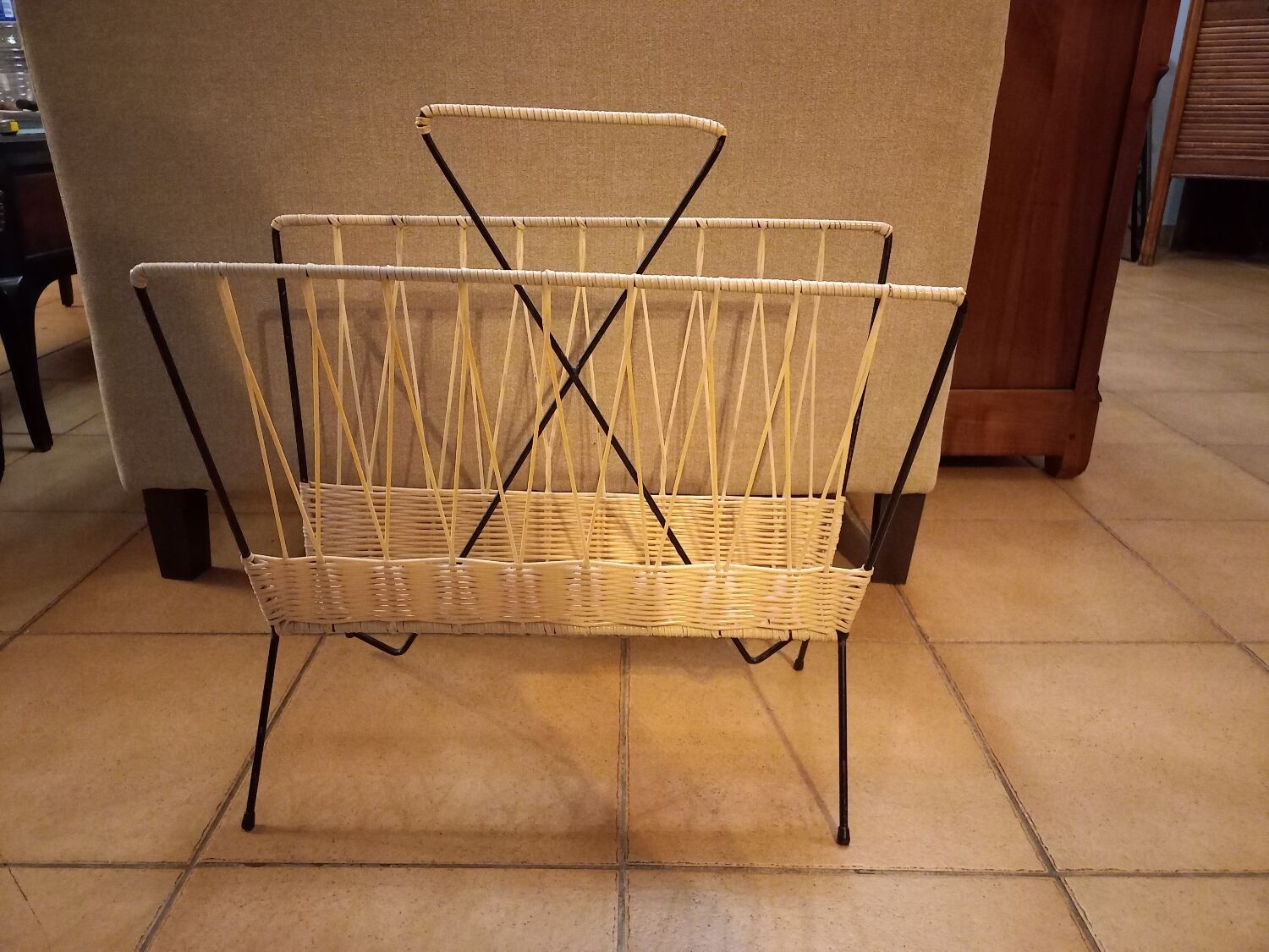 Vintage scoubidou and metal magazine holder