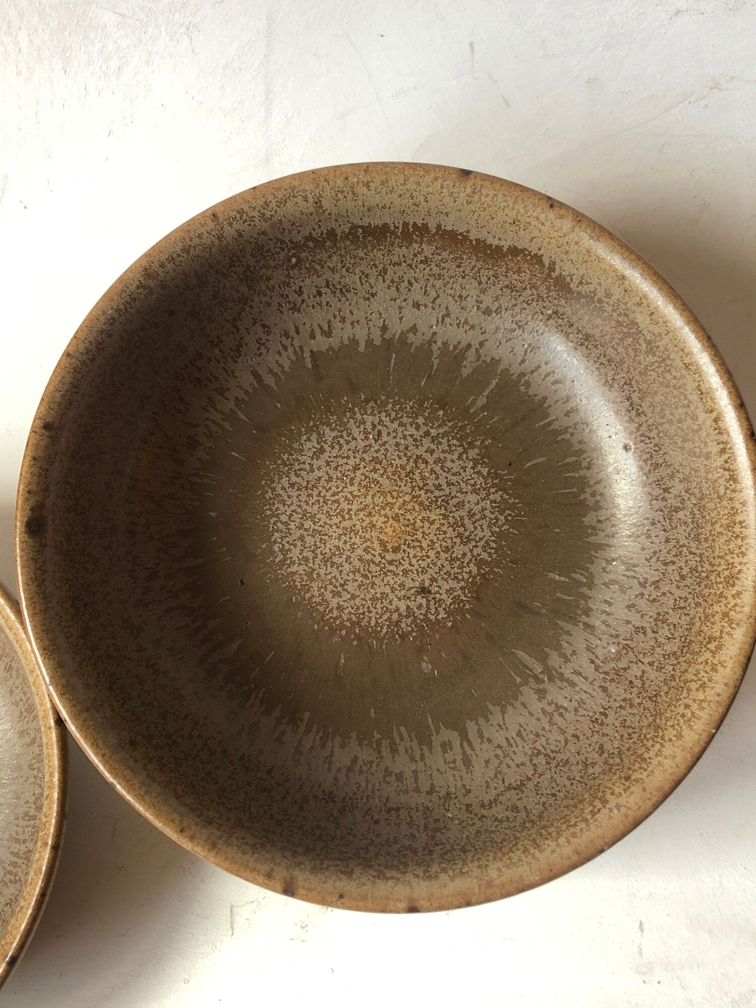 Ensemble de 4 assiettes creuses en grès, “Poterie d'Alésia"