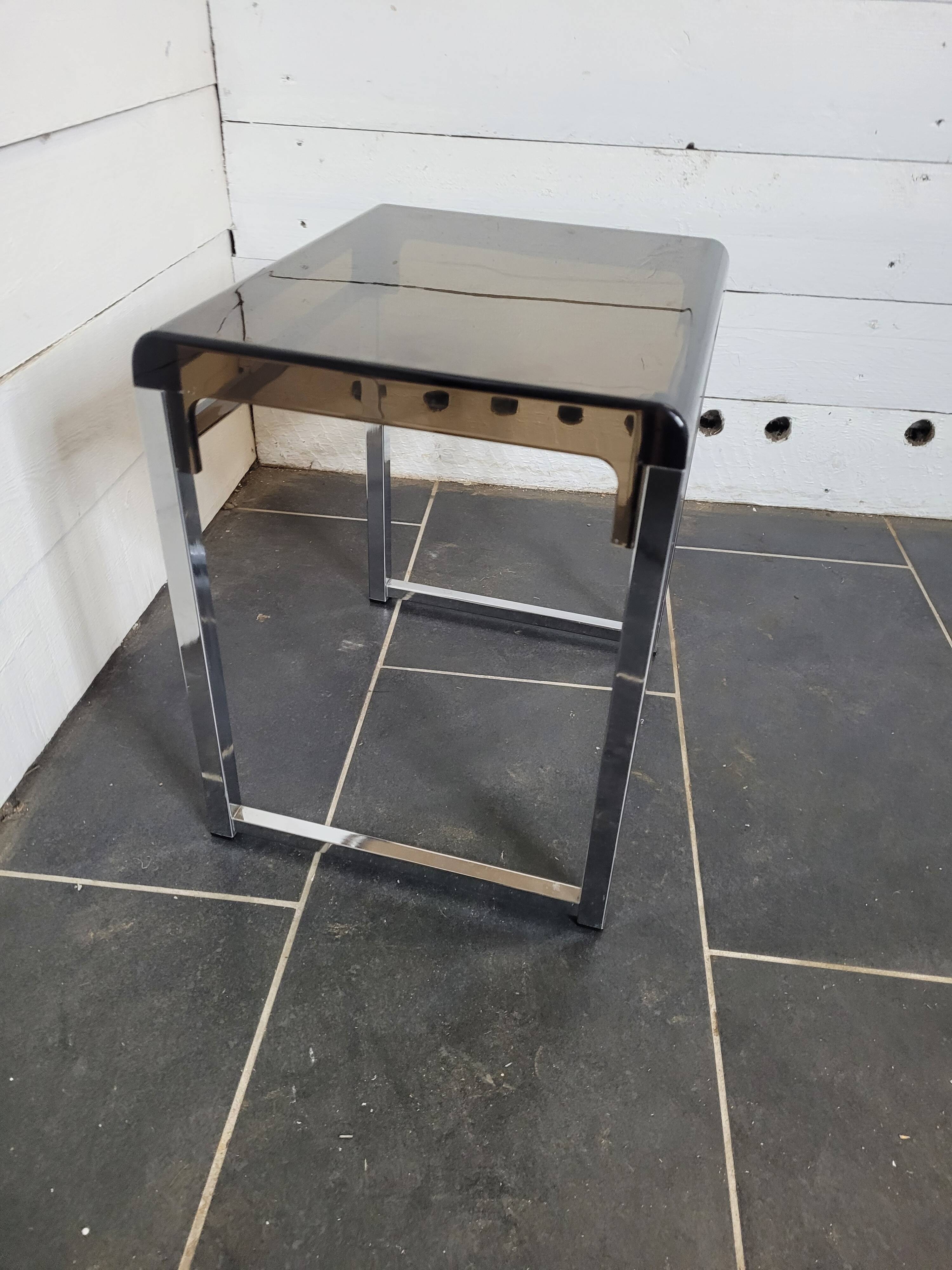 End table with chrome foot and plexiglass top from the 70s