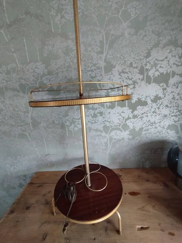 Lampadaire vintage Années 70 – Range-bouteilles & repose-verres en bois