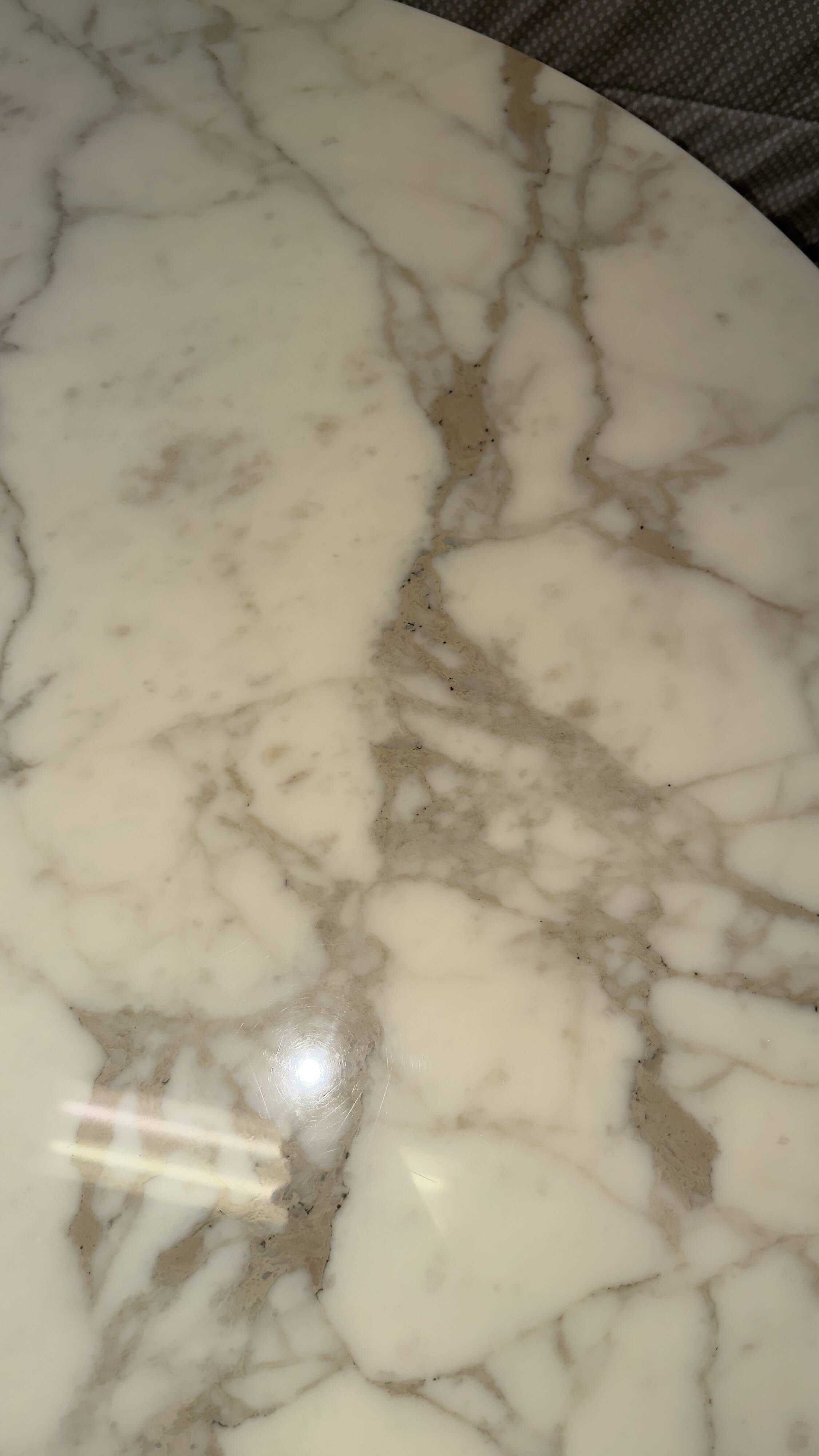 Tulip dining table in marble by Eero Saarinen for Knoll International.