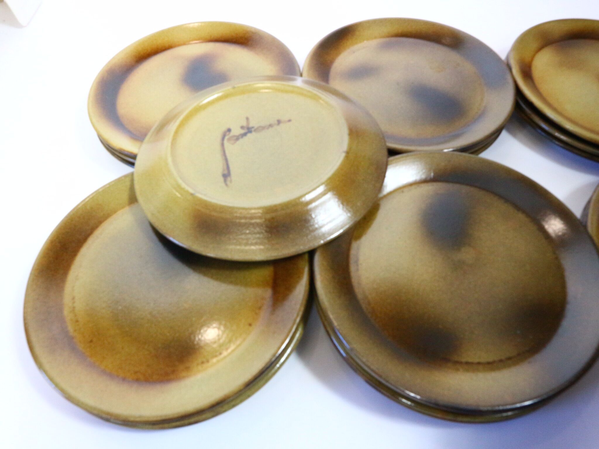 Vintage service plates and serving trays, 39 pieces, silk-screened.