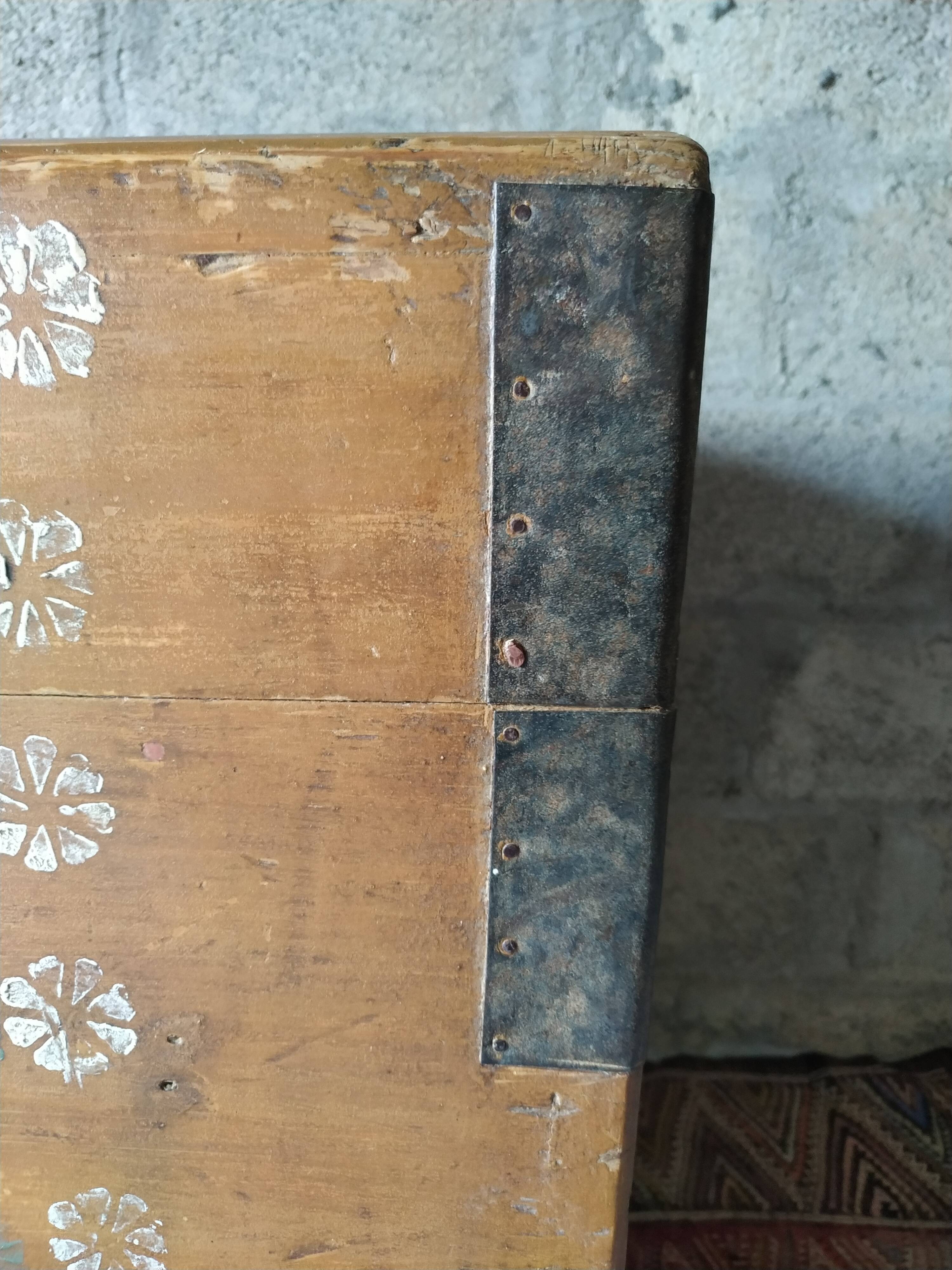 Coffre ancien bois peint