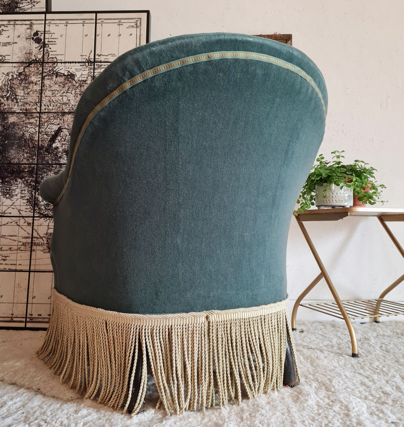 Green velvet toad armchair with fringes