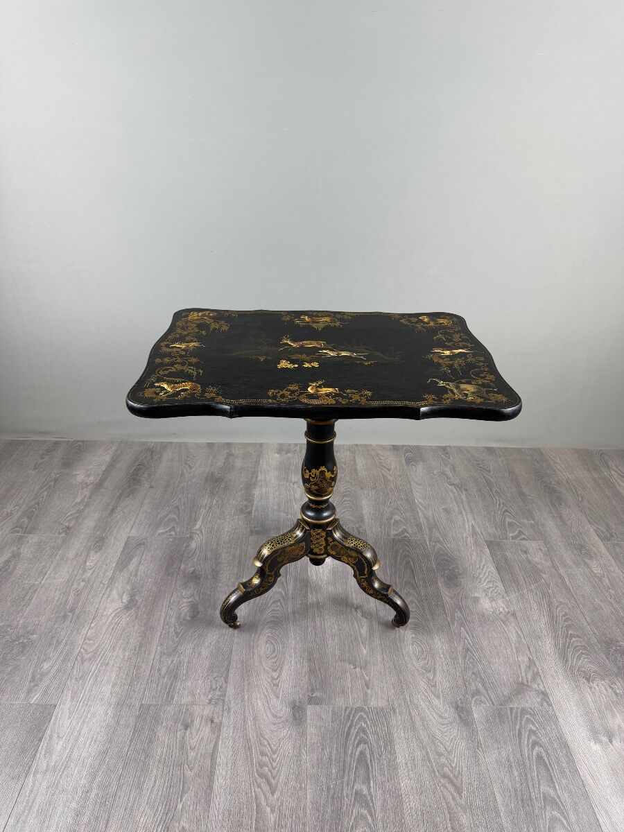 Table pliante Napoléon III en bois laqué noir et décor doré, XIXe siècle