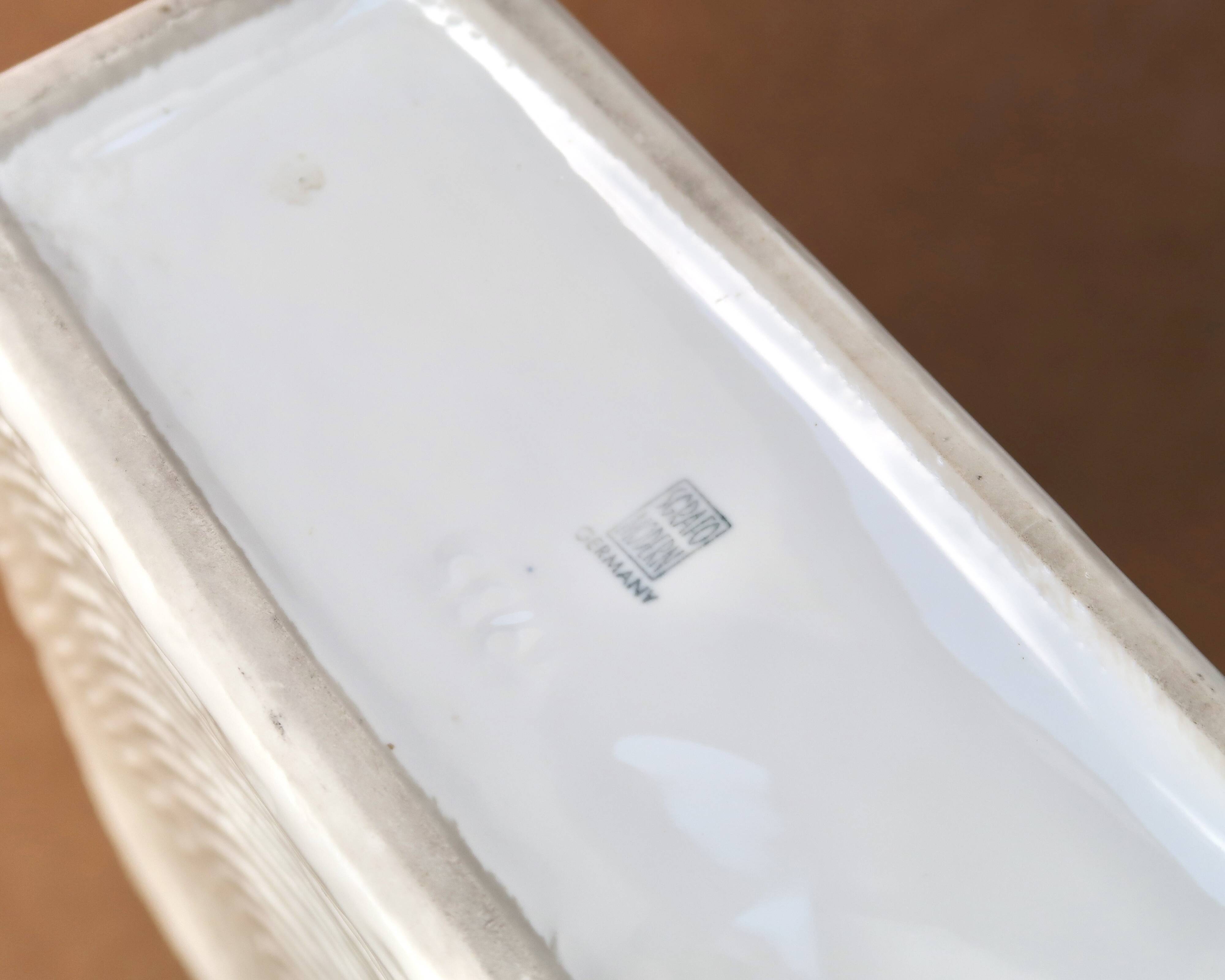 Imposing white Sgrafo Modern vase in porcelain, 1960s.