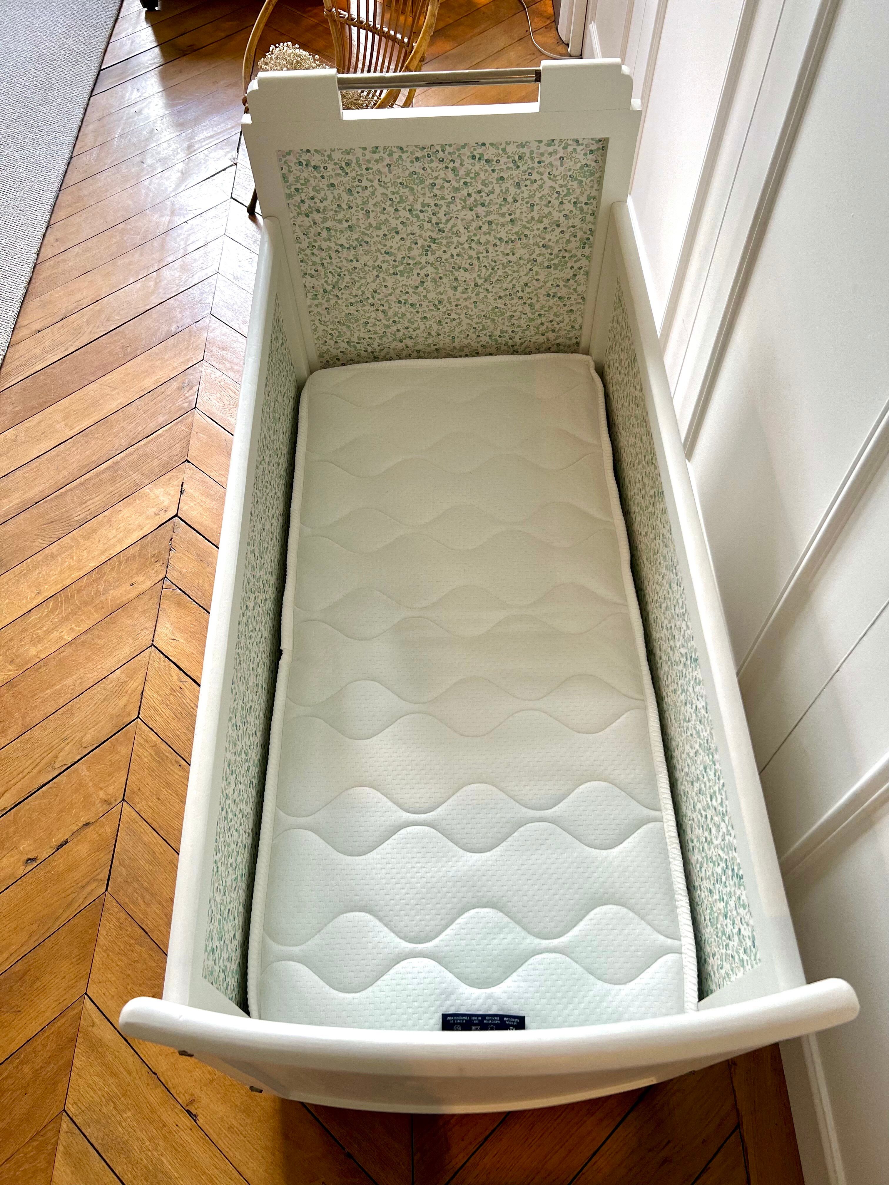 Lit bébé années 50 rénové et son matelas