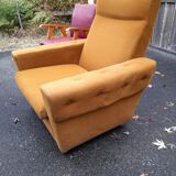 Paire de fauteuils des années 70 en velour ocre