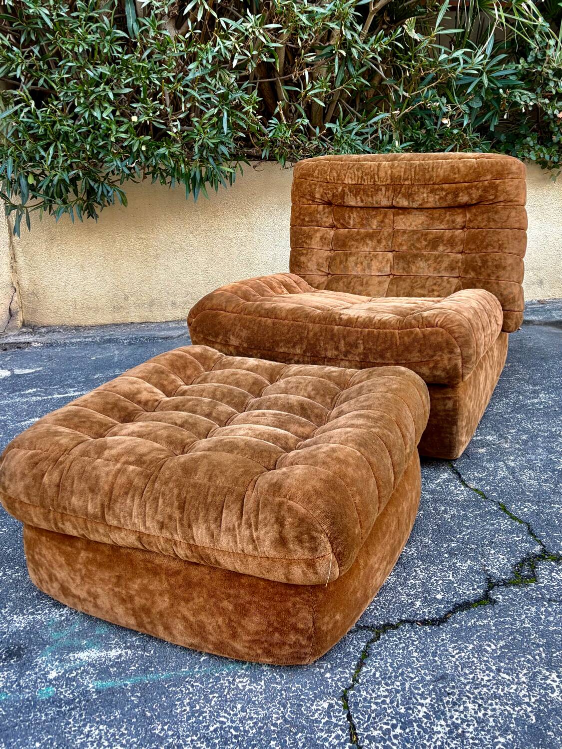Brown velvet armchair/ottoman vintage from the 70s/80s.