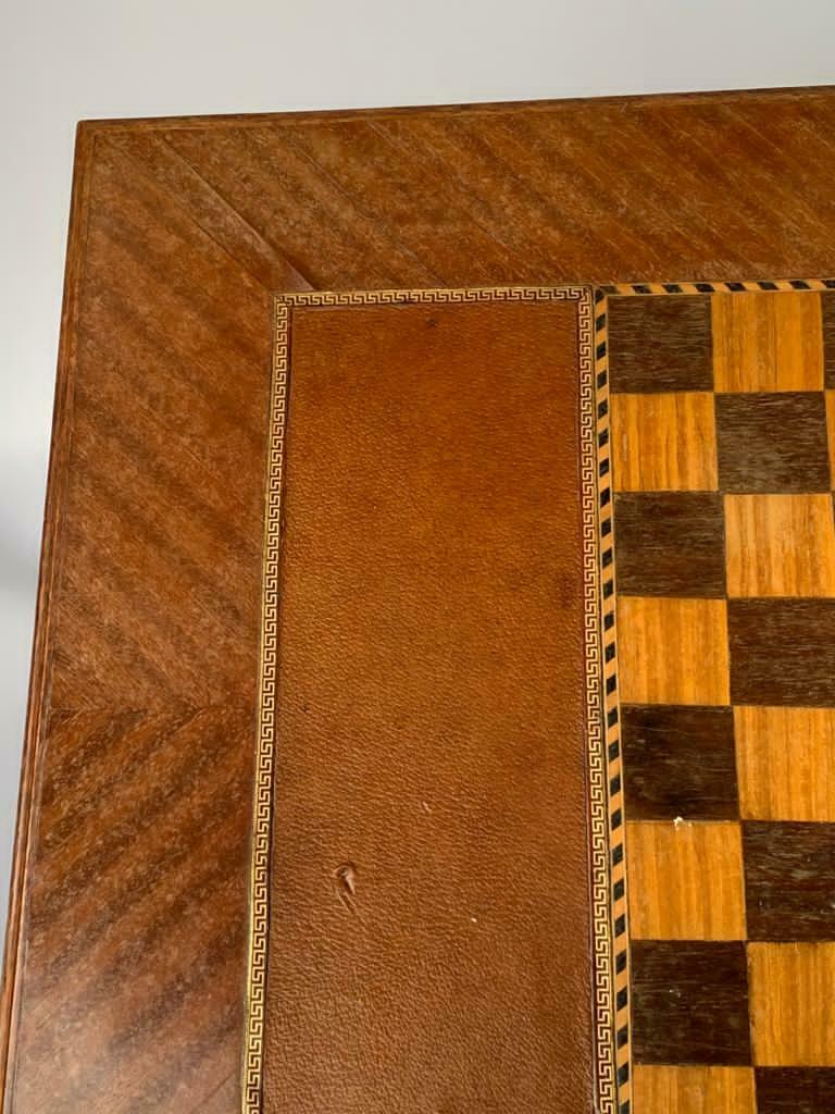 Table chess marqueterie piece sculptee bois 1930