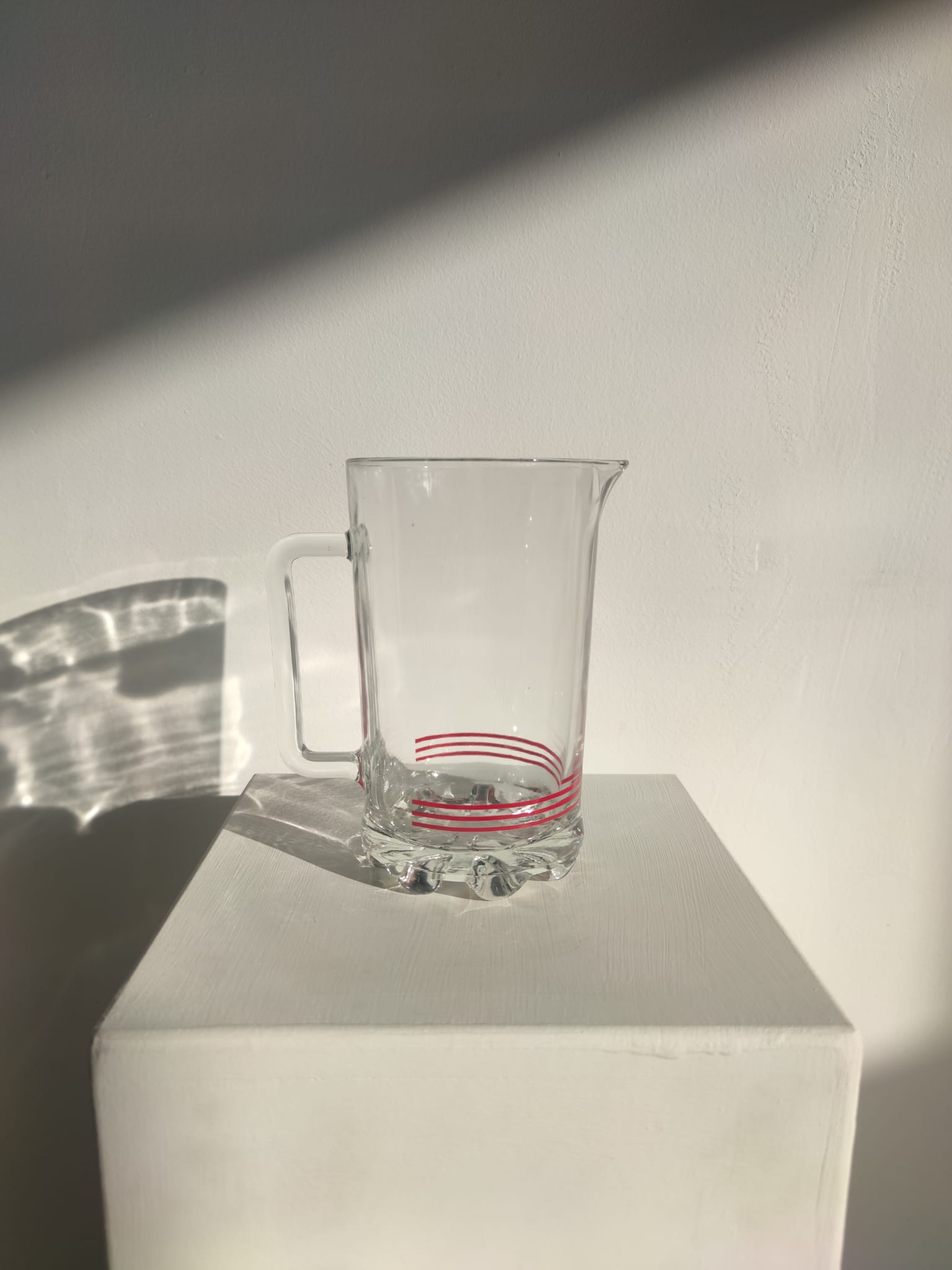 Pichet à orangeade italien vintage en verre à rayures rouges