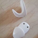 Enamelled porcelain hooks