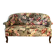 Canapé Napoléon III garni d’un tissu à motif de fleurs
