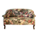Canapé Napoléon III garni d’un tissu à motif de fleurs