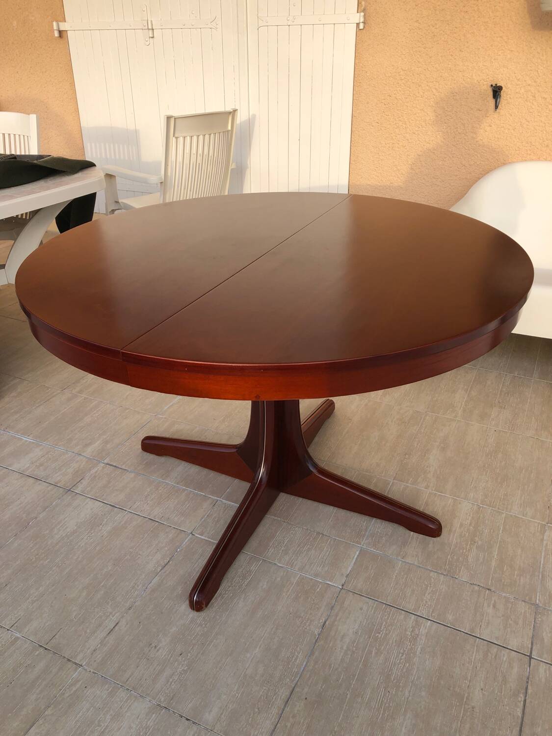 Baumann extendable round table