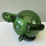 Étonnant pichet ; verseuse ou carafe tripode vintage en verre vert soufflé et travaillé à chaud