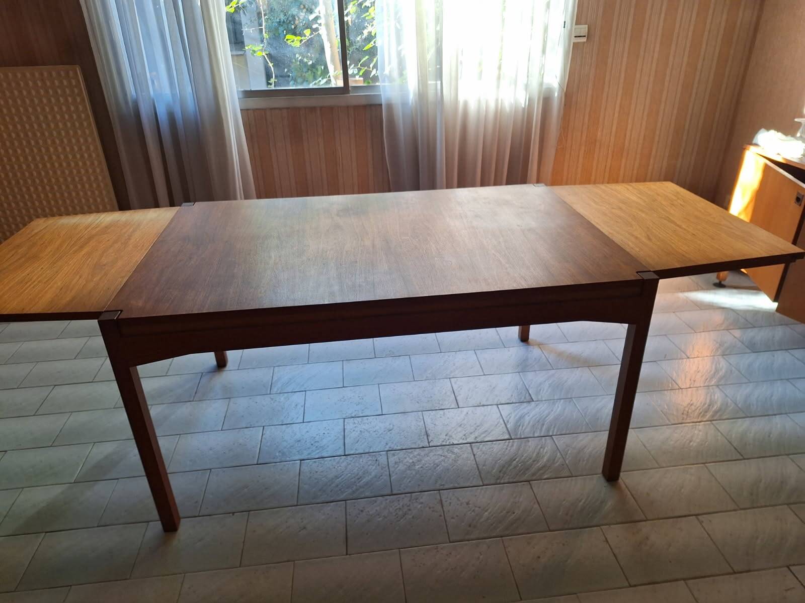 Extendable Scandinavian table — 140 to 236 cm — very good condition