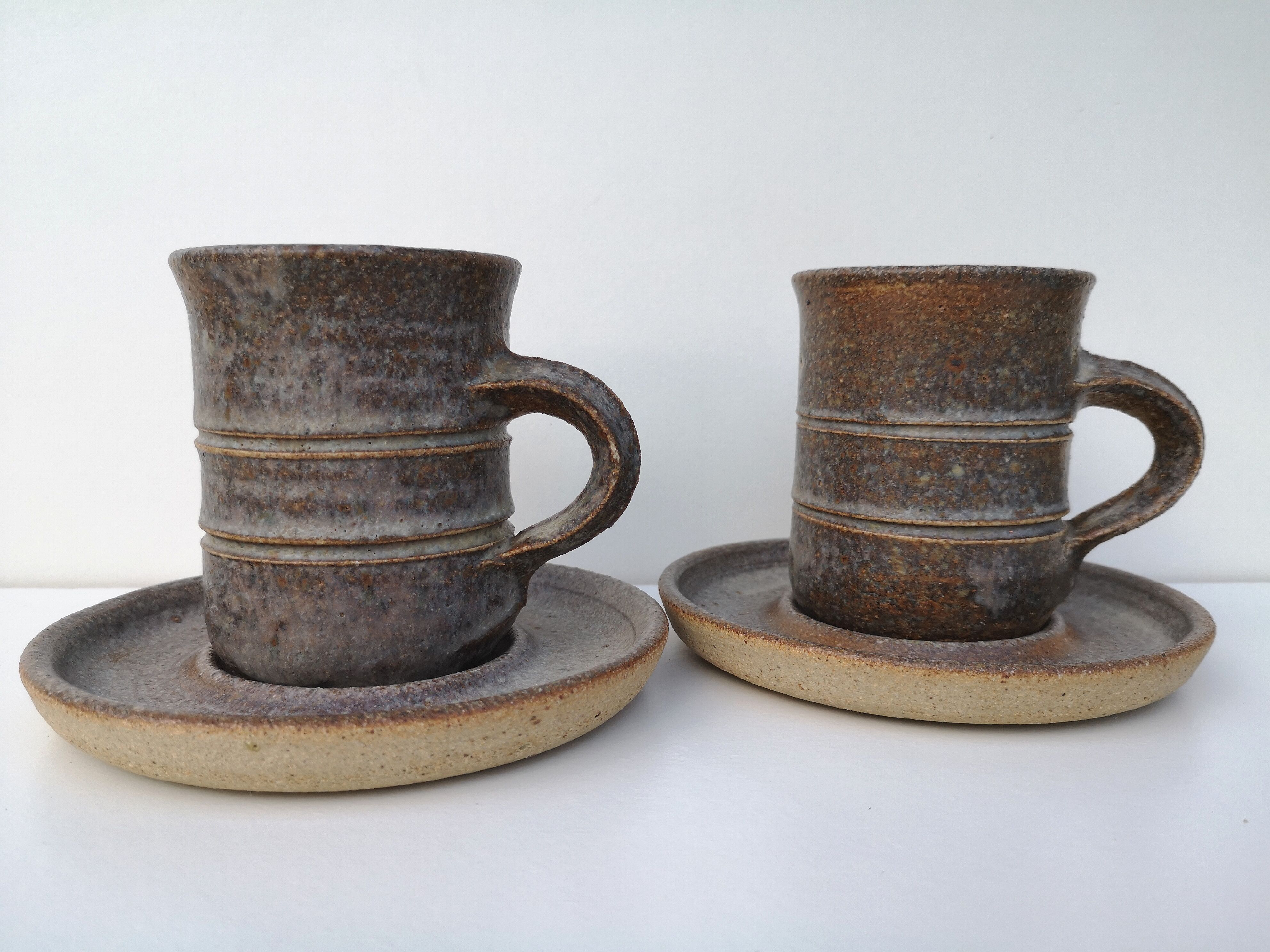 Duo vintage sandstone mugs
