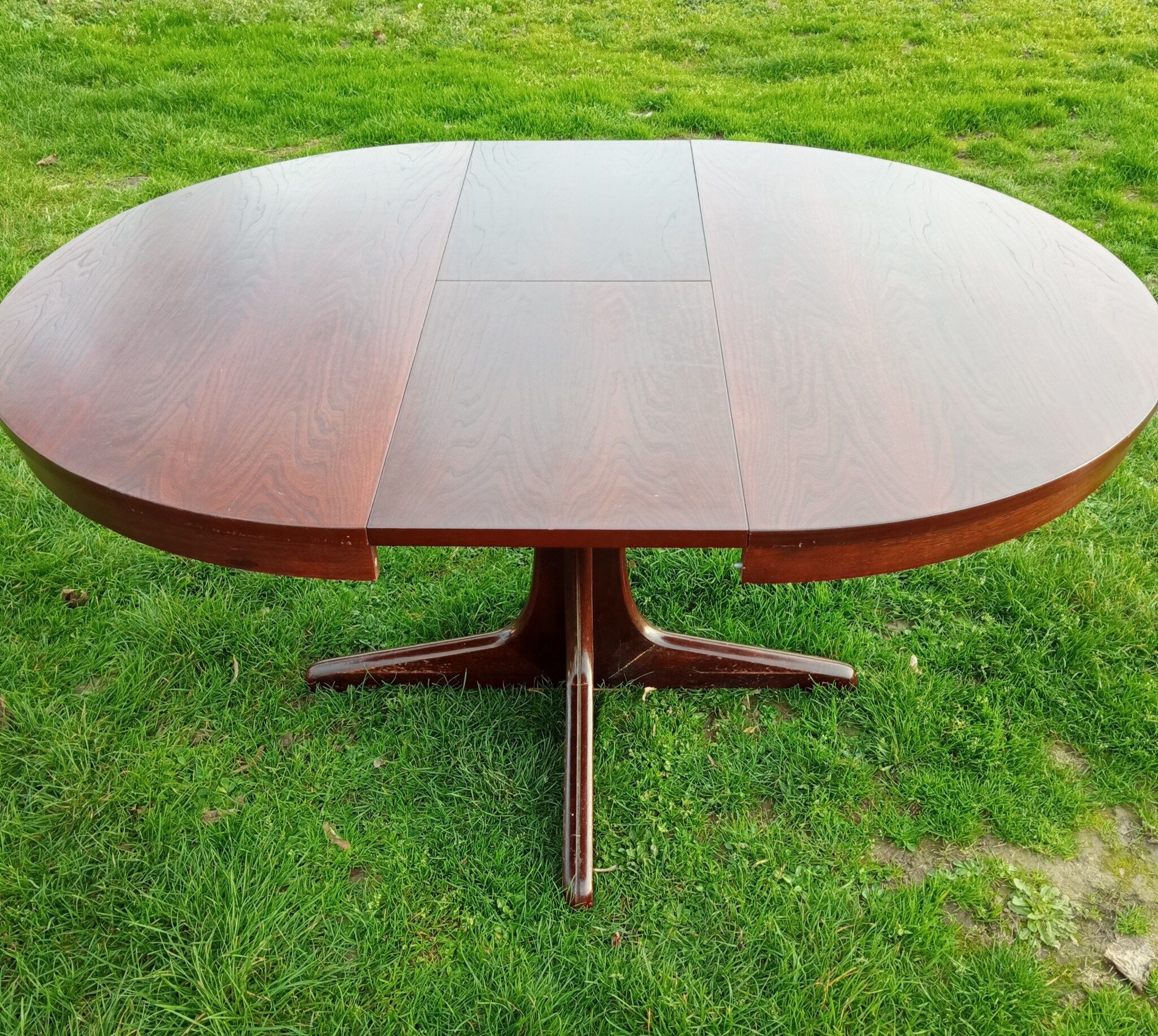 Baumann style table with system