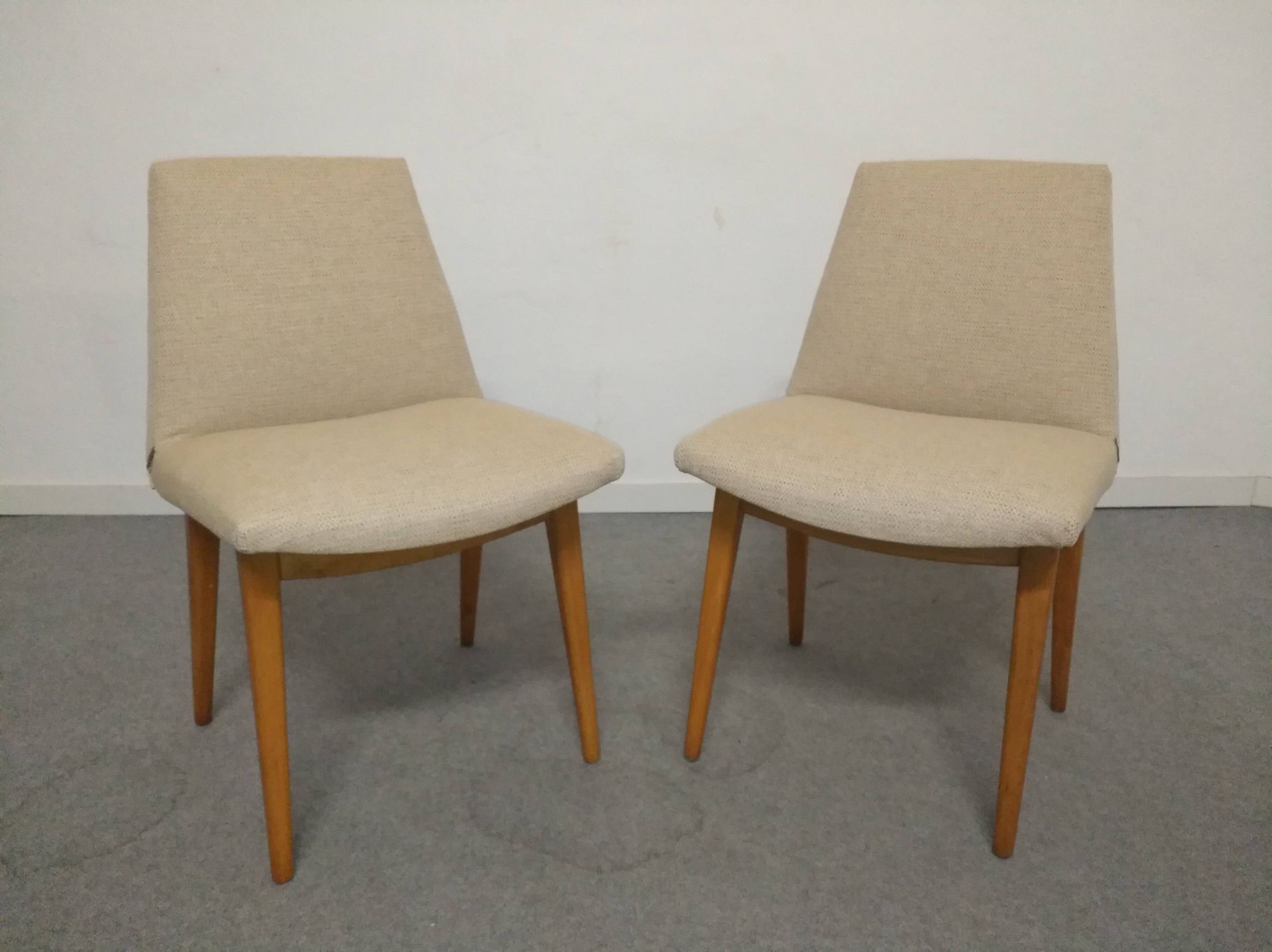 Pair of spindle-legged beech chairs from the 50s/60s