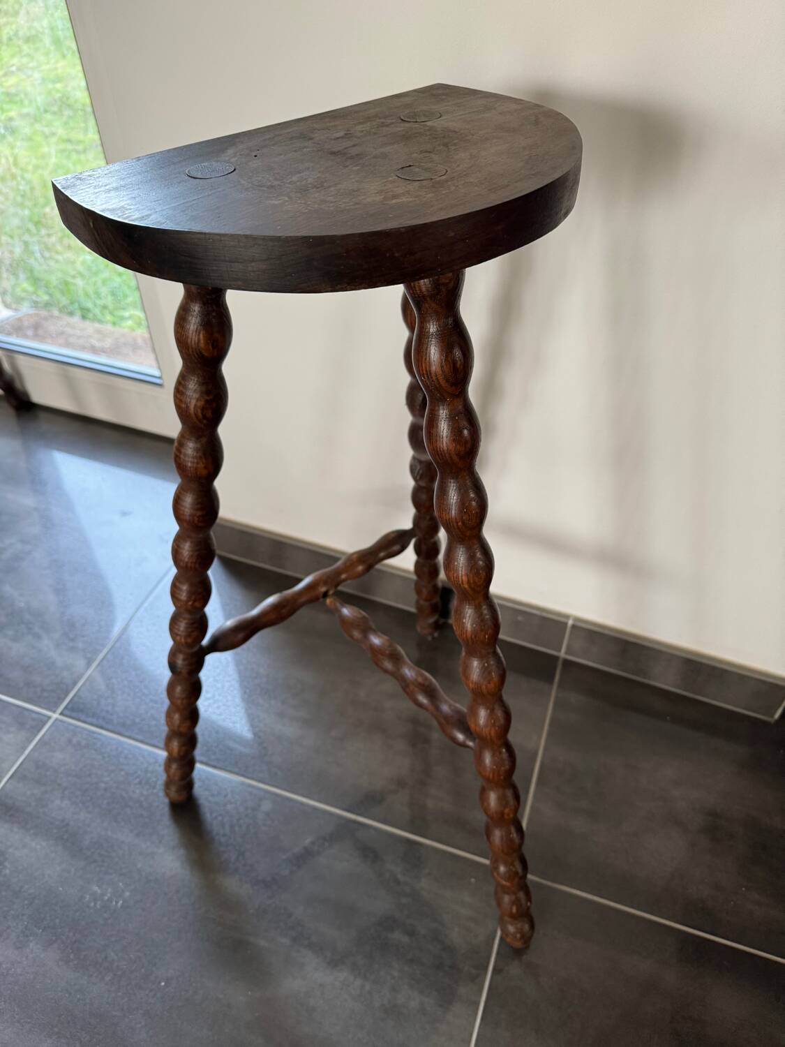 High tripod saddle stool