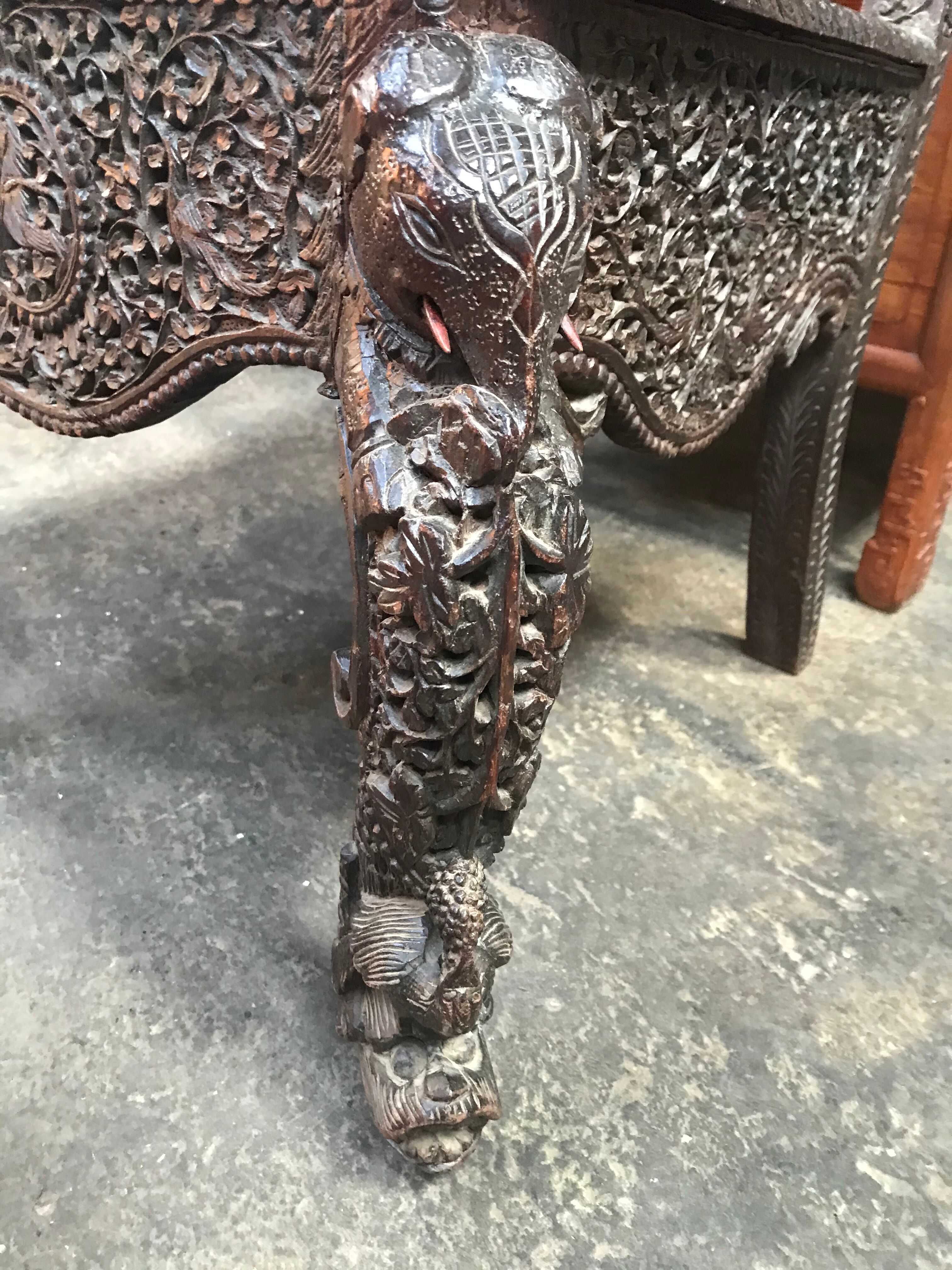 Chaise indienne en bois sculpté