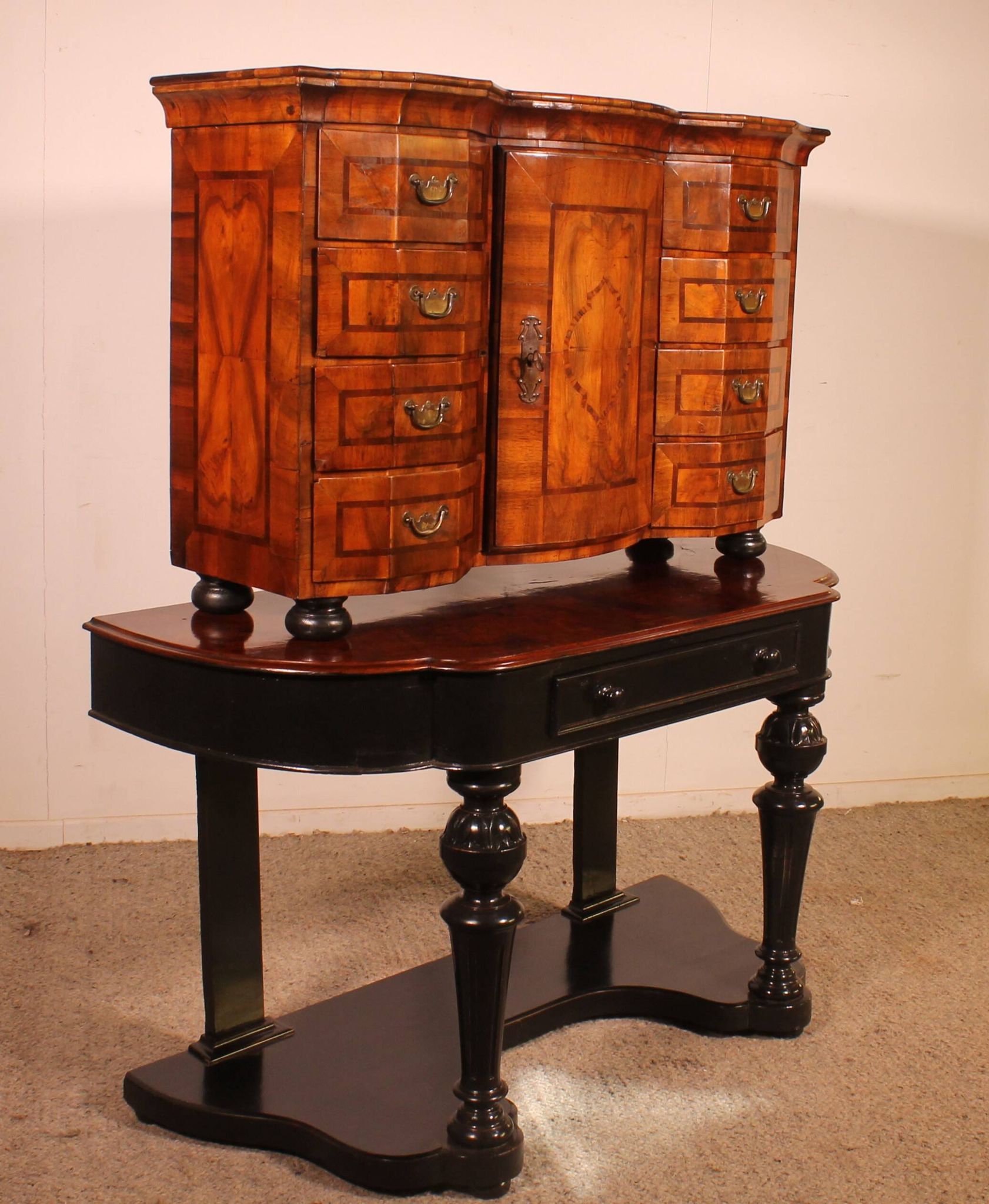 Cabinet allemand en noyer, XVIIIème siècle