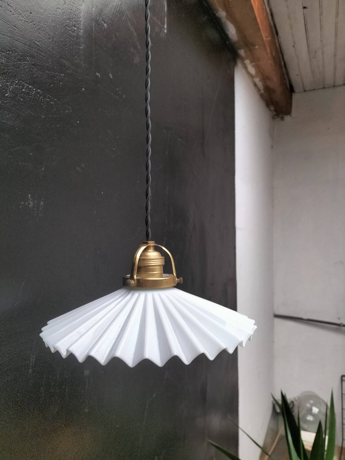 Opaline suspension