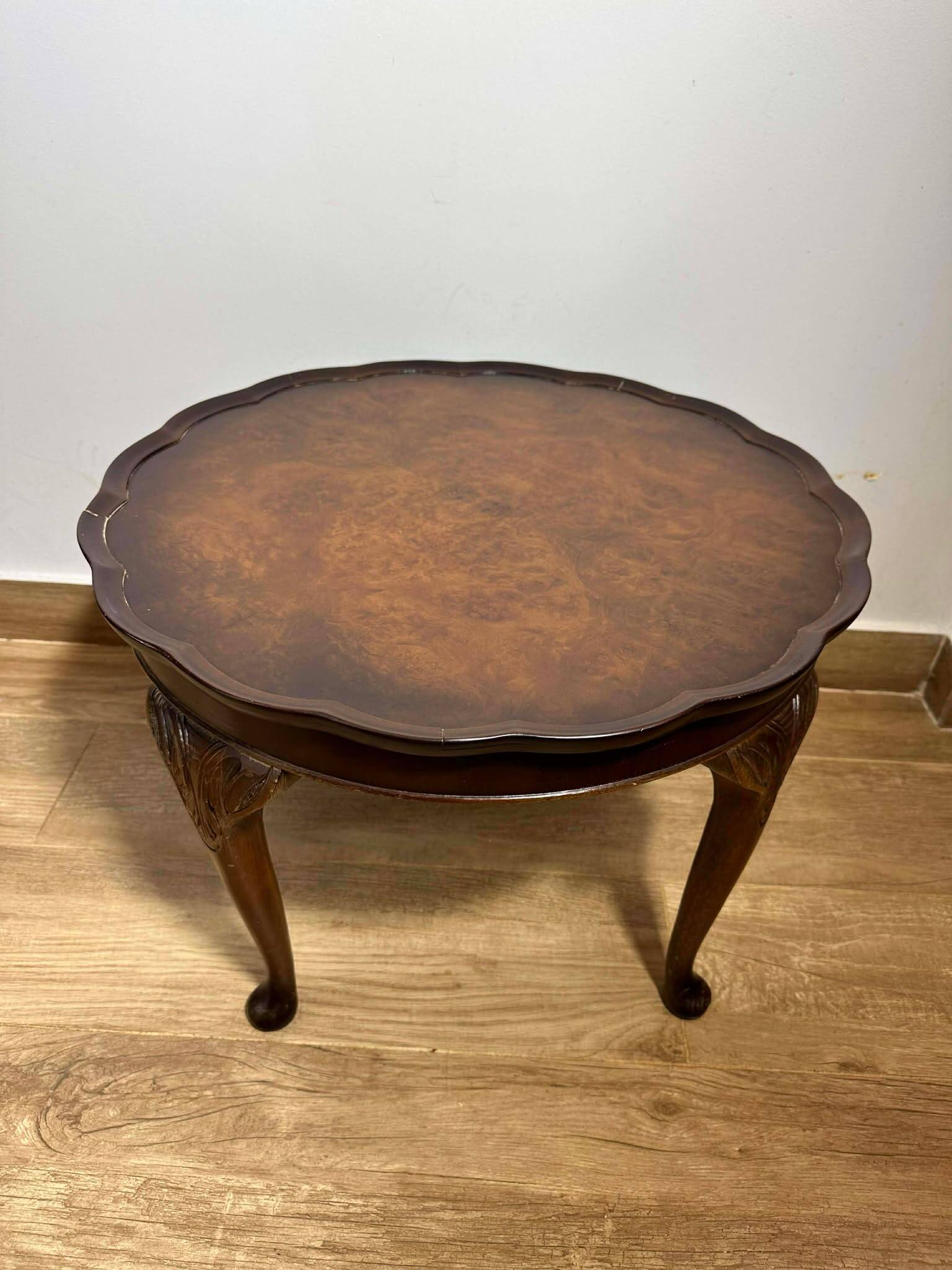 Queen Anne Style Burr Walnut Round Coffee Table by Cameo (Circa 1960)