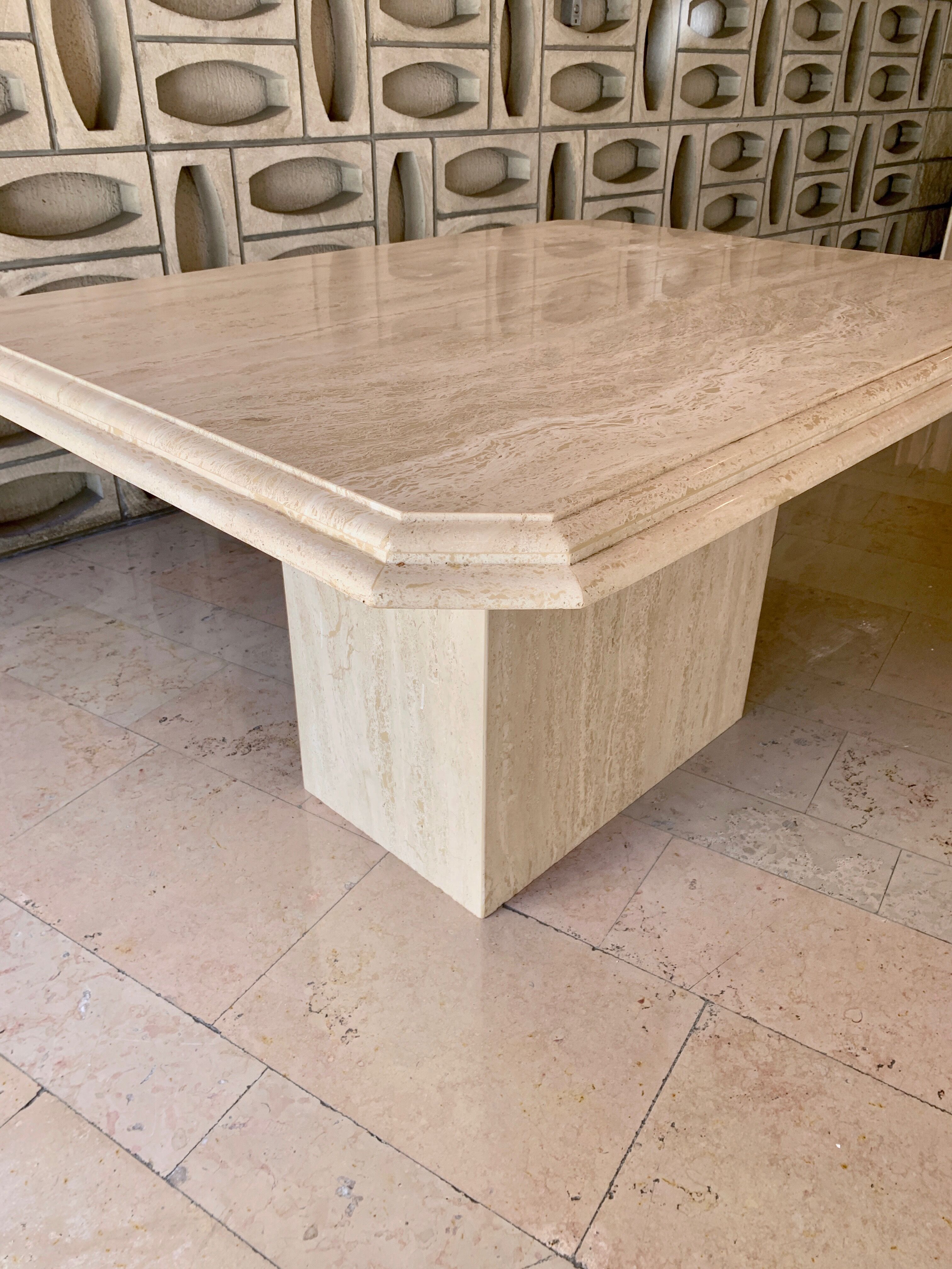 Table à manger en travertin de moyenne longueur