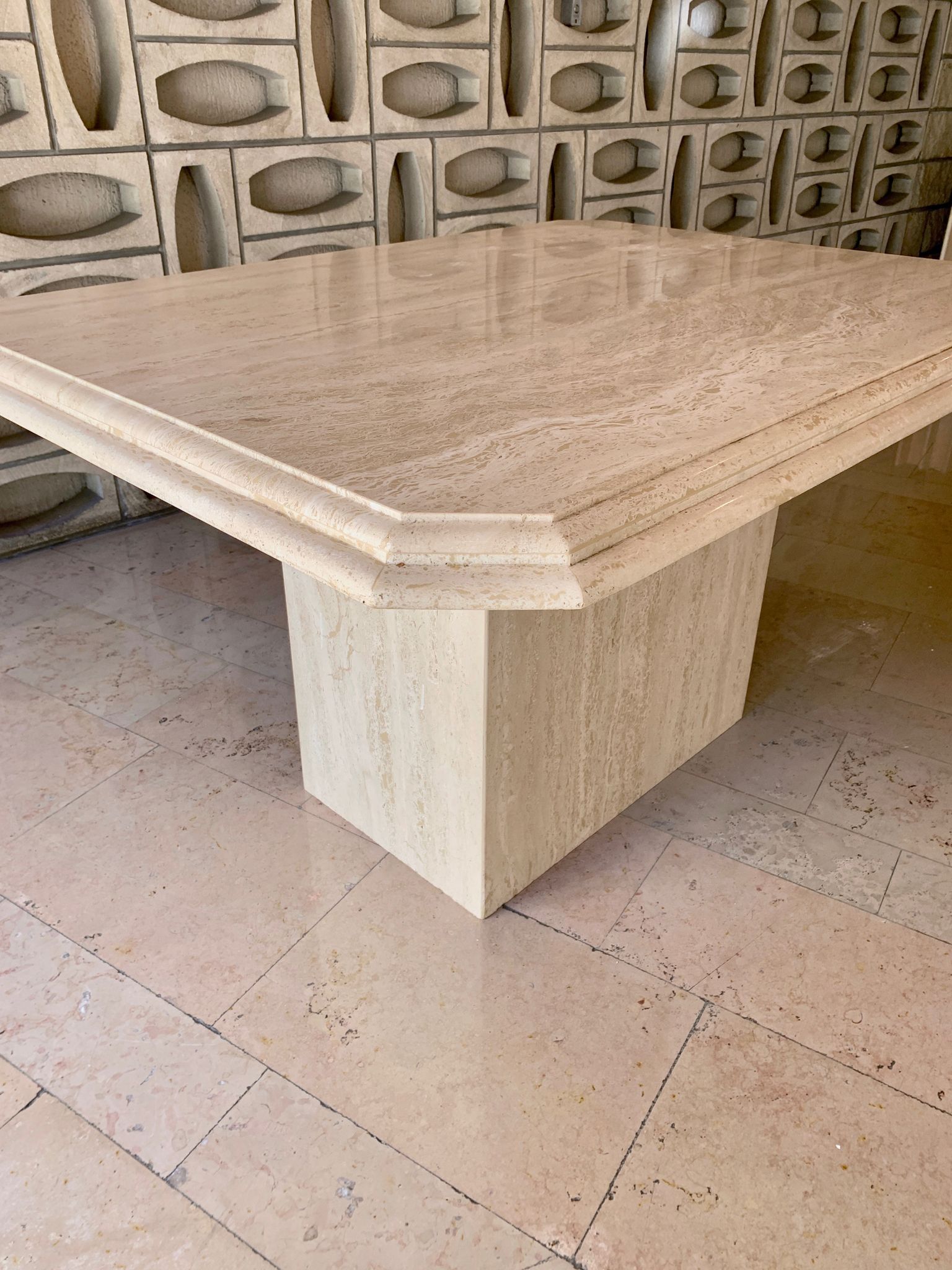 Table à manger en travertin de moyenne longueur