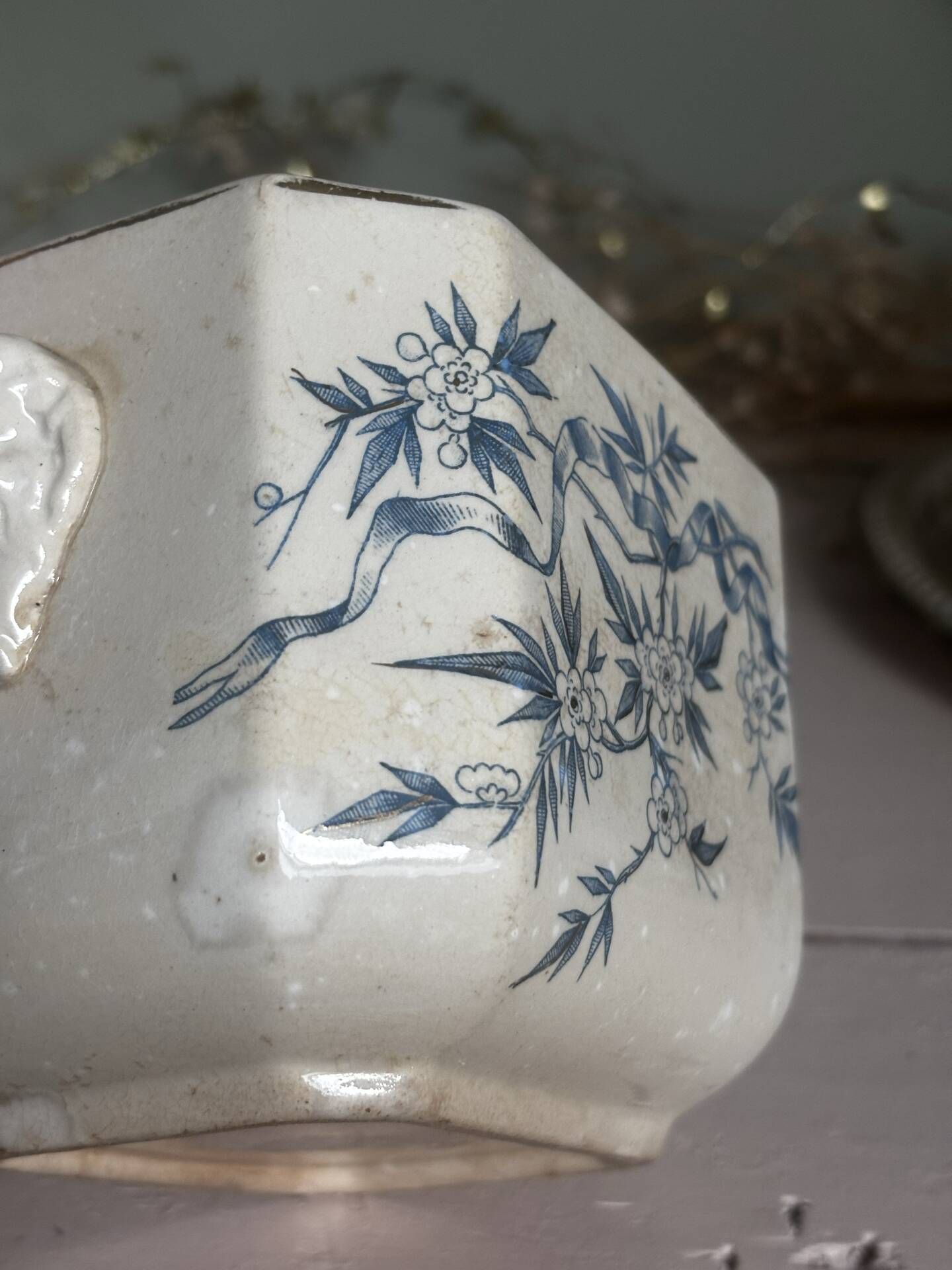 Ancienne base de sucrier faïence patinée motif floral bleu Digoin